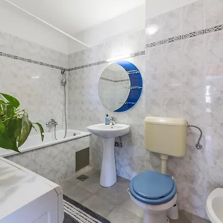 1 Bedroom Beautiful In Apartment
