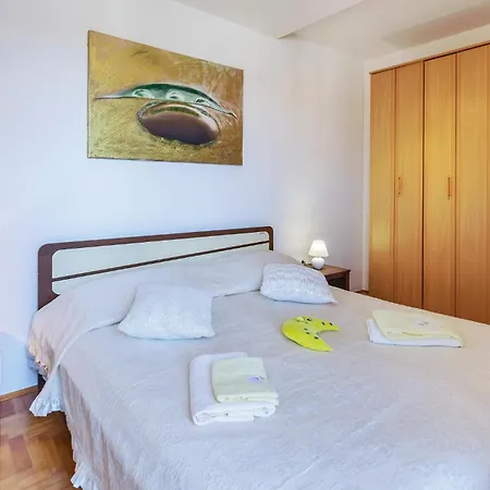 Appartement Awesome In With Wifi Pula