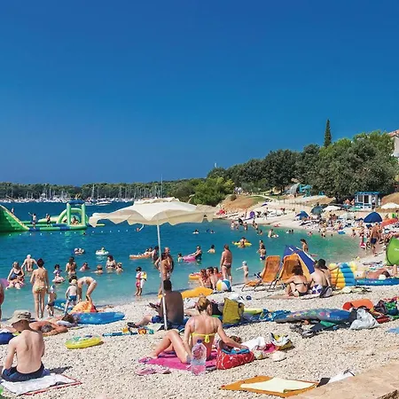 1 Bedroom Beautiful In Apartamento Pula